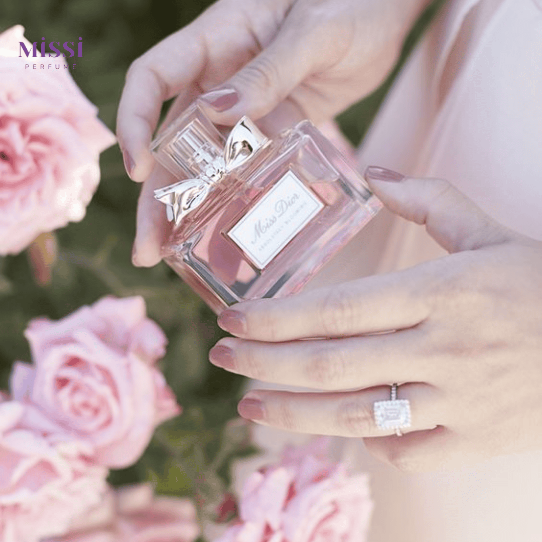 Chai nước hoa Miss Dior có chứa hoa hồng Damask